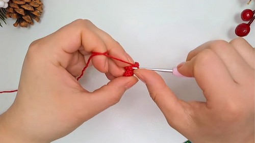 Crochet Grinch keychain Pattern 6