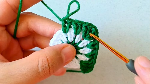 Crochet Mini Christmas Tree Keychain Pattern 4