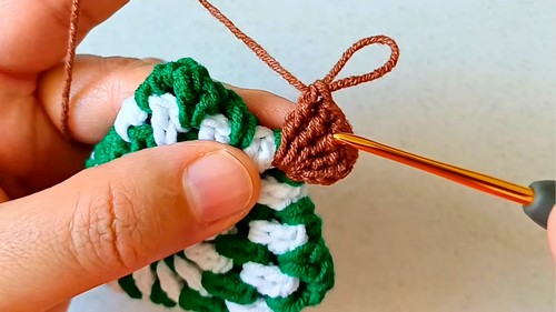 Crochet Mini Christmas Tree Keychain Pattern 7