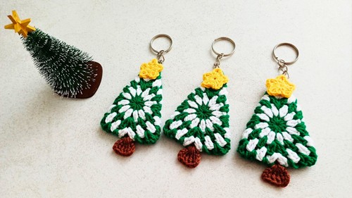 Crochet Mini Christmas Tree Keychain Pattern 9