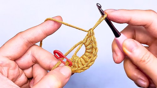 Crochet Mini Christmas Tree Pouch Pattern 1