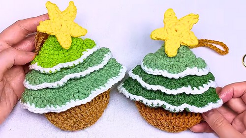 Crochet Mini Christmas Tree Pouch Pattern 9