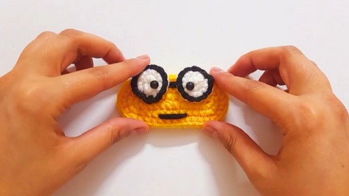 Crochet Minion Hair Clip Pattern 7