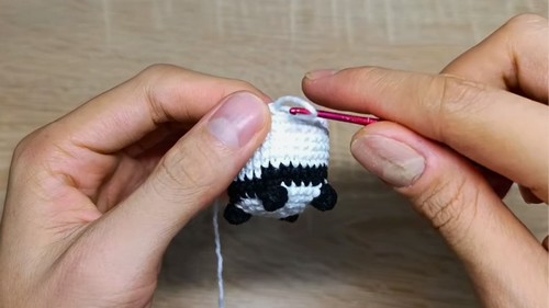 Crochet Panda Keychain Pattern 4