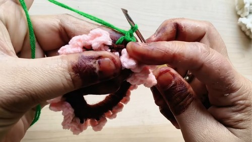 Crochet Puff Flower Scrunchie Pattern 4