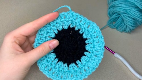 Crochet Spooky Eyeball Beanie Pattern 4