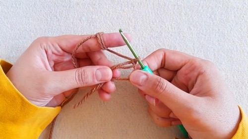 Crochet Sunflower Keychain Pattern 1