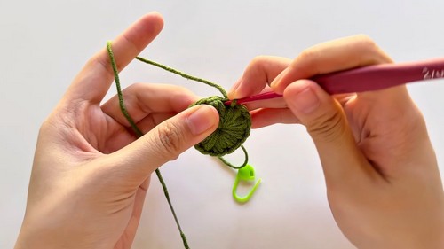 Crochet Sunflower Keychain Pattern 3