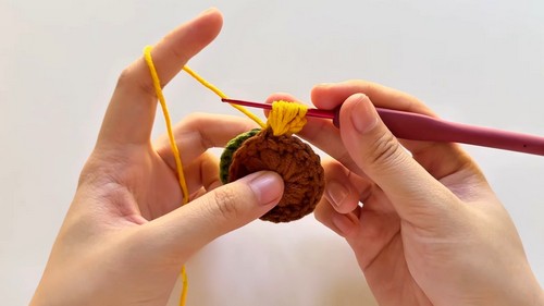 Crochet Sunflower Keychain Pattern 4
