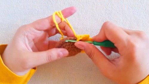 Crochet Sunflower Keychain Pattern 5