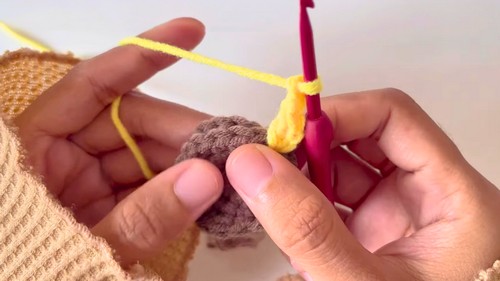 Crochet Sunflower Keychain Pattern 5