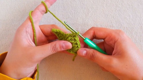 Crochet Sunflower Keychain Pattern 7