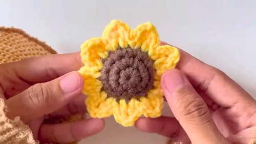 Crochet Sunflower Keychain Pattern 7