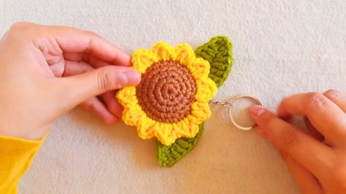 Crochet Sunflower Keychain Pattern 8