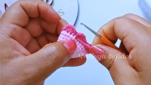 Crochet Tulip Keychain Pattern 4