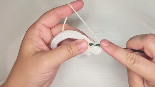 Easy Crochet Scrunchies Pattern 4