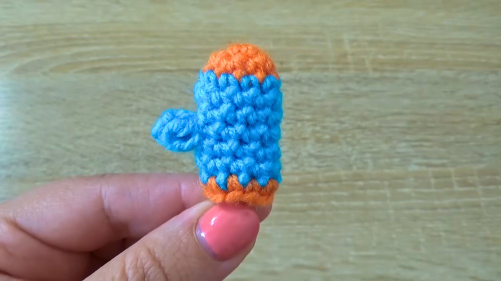 Mini Crochet Christmas Mitten Pattern 7