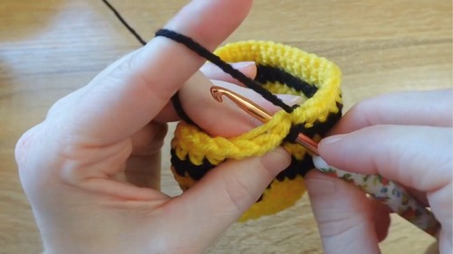 Crochet Bee With Heart Balloon Pattern 5