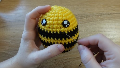 Crochet Bee With Heart Balloon Pattern 6