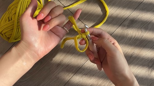 Crochet Daisy Granny Square Pattern 1