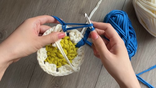 Crochet Daisy Granny Square Pattern 3