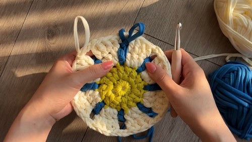 Crochet Daisy Granny Square Pattern 4
