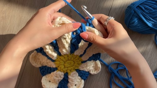 Crochet Daisy Granny Square Pattern 6