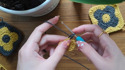 Crochet Flower Granny Square Pattern 3
