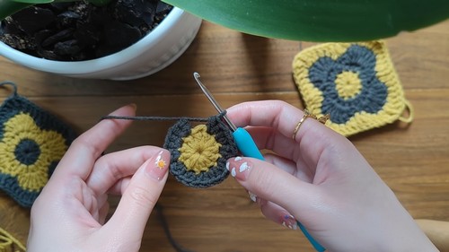 Crochet Flower Granny Square Pattern 4