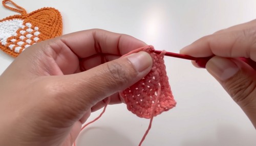 Crochet Heart Shaped Mini Pouch Pattern 4