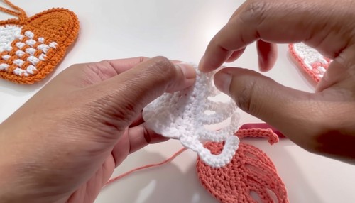 Crochet Heart Shaped Mini Pouch Pattern 5