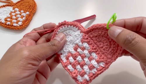 Crochet Heart Shaped Mini Pouch Pattern 8