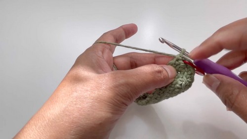 Crochet Phone Cover With Sunflower Pattern 3