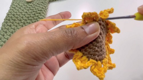 Crochet Phone Cover With Sunflower Pattern 6