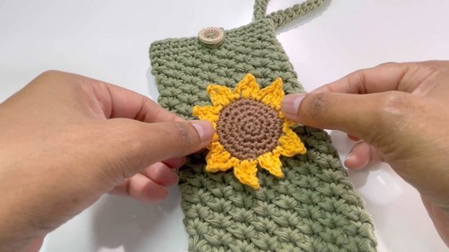 Crochet Phone Cover With Sunflower Pattern 7