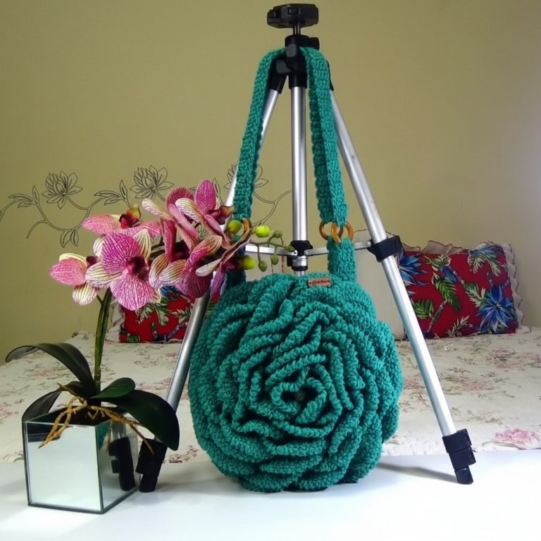 Elegant Crochet Flower-Shaped Bag Pattern for Unique Looks