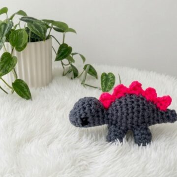 Crochet Mini Stegosaurus Keychain Pattern 7