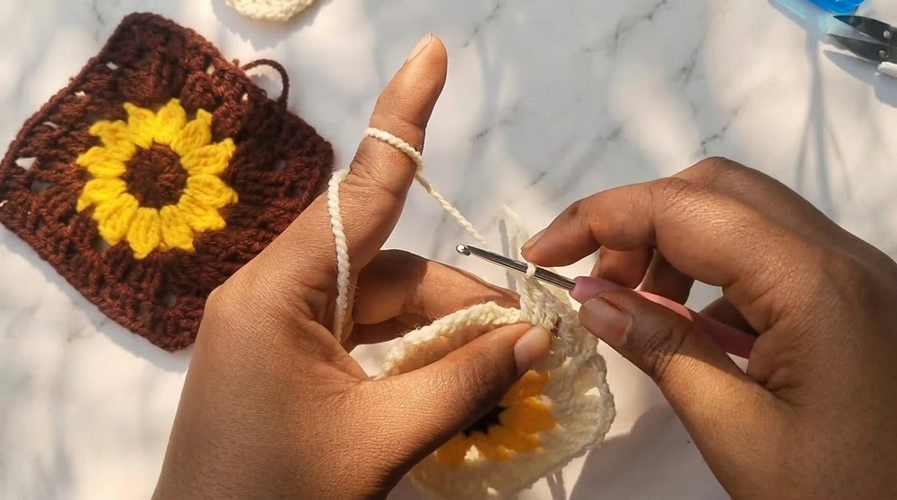 Crochet Sunflower Granny Square Pattern 4