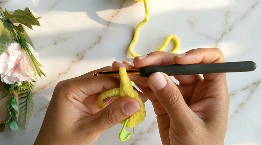 Cute Crochet Bee Amigurumi Pattern 1