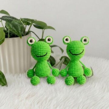 Easy Crochet Frog Keychain Pattern 7