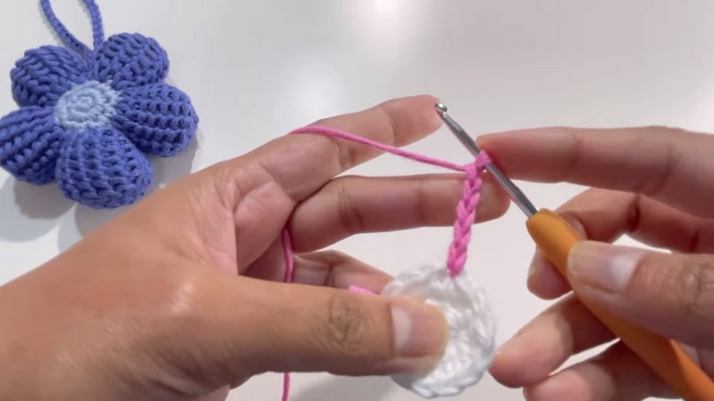 Super Crochet Flower Keyring Pattern 2