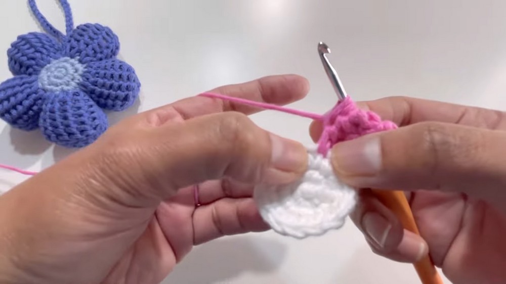 Super Crochet Flower Keyring Pattern 3