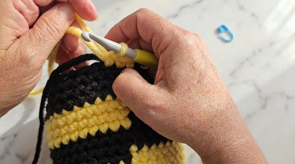 Crochet Chubby Bumblebee Pattern 4