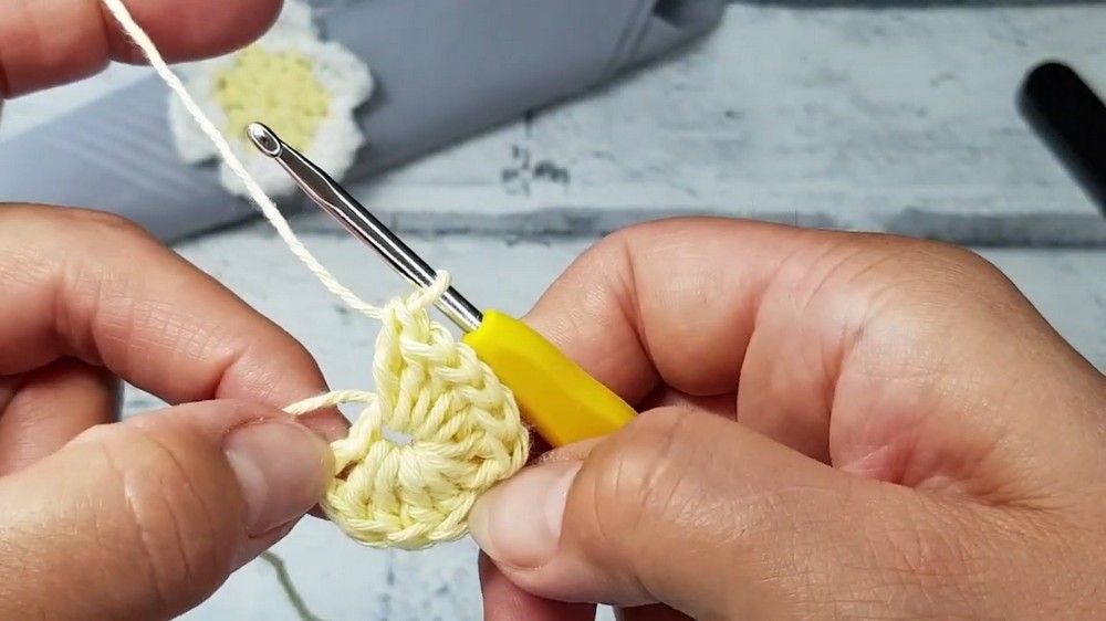 Crochet Daisy Chain Napkin Holder Pattern 2