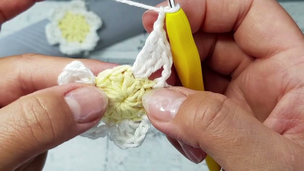 Crochet Daisy Chain Napkin Holder Pattern 3