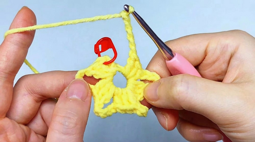 Crochet Hollow Star Keychain Pattern 3