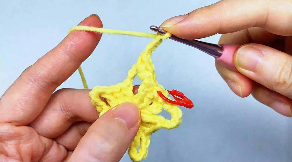 Crochet Hollow Star Keychain Pattern 4