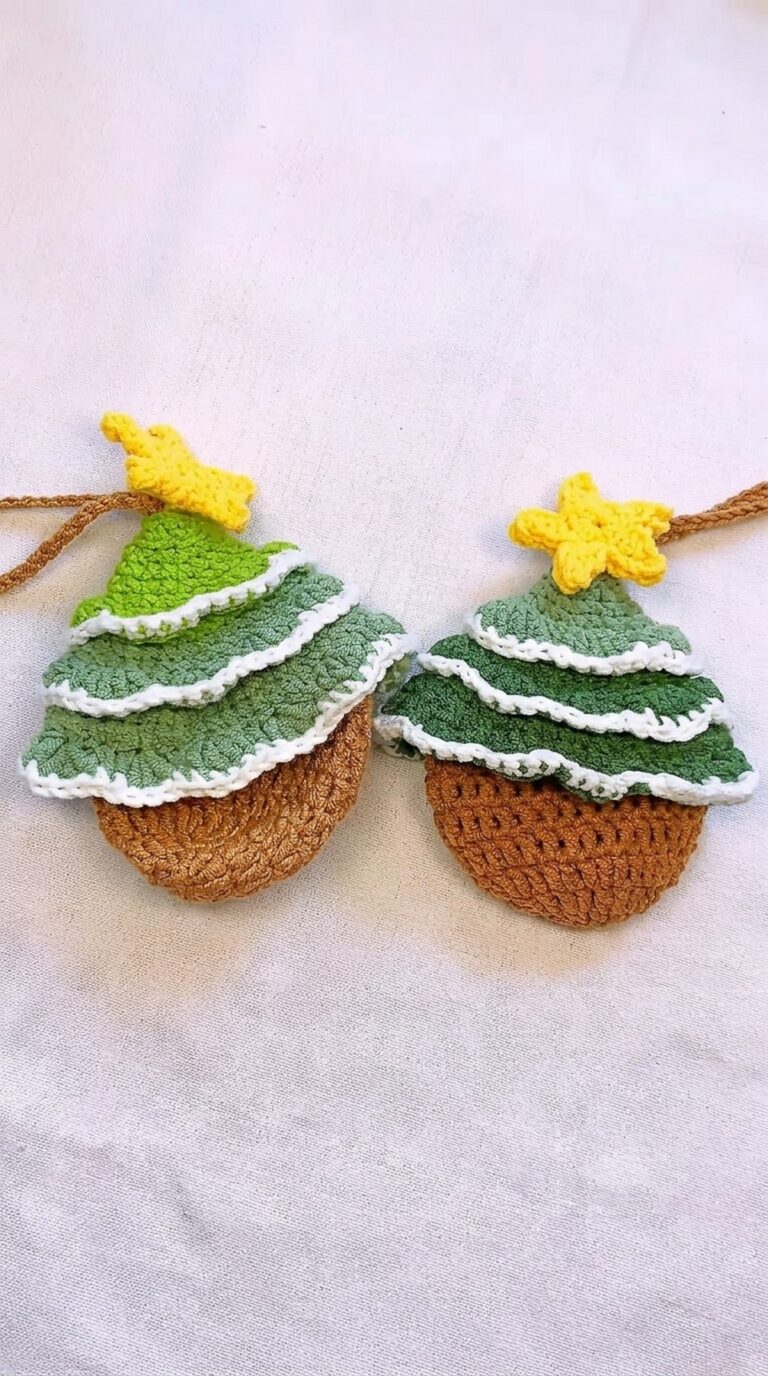 Crochet Mini Christmas Tree Pouch Pattern 7