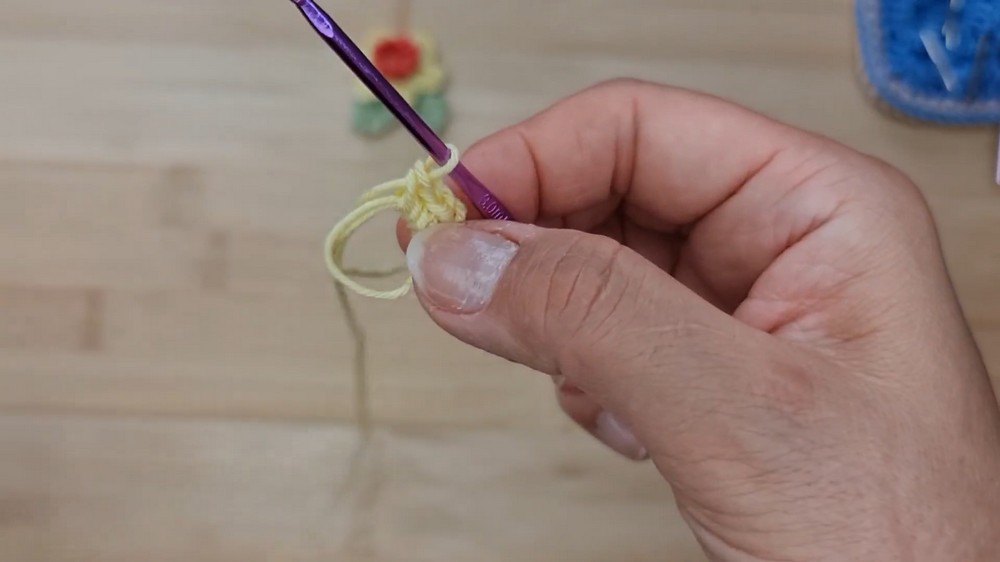 Crochet Mini Daffodil Motif Pattern 1