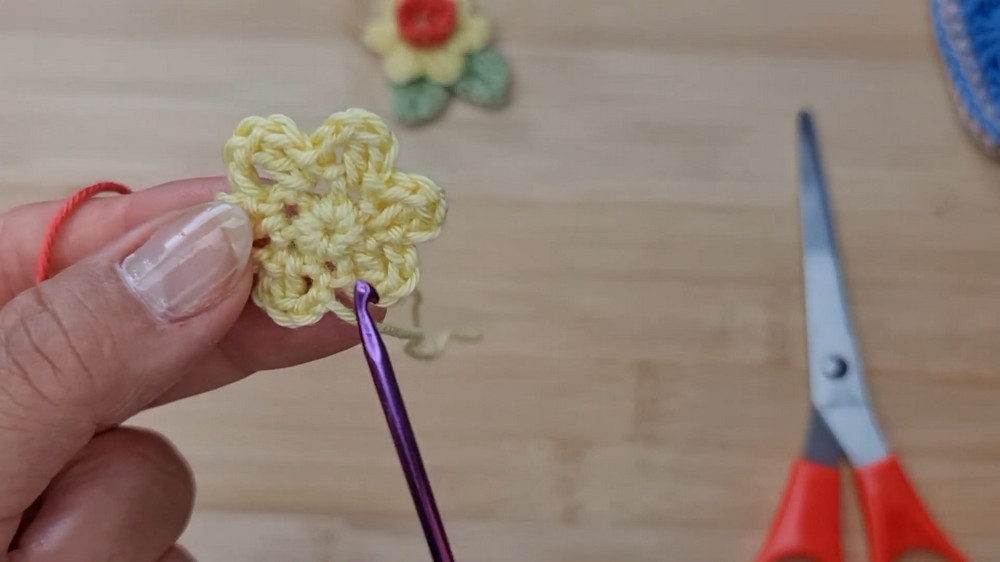 Crochet Mini Daffodil Motif Pattern 2